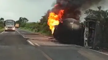 Carretas batem e pegam fogo em rodovia no Mato Grosso