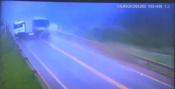 Carretas batem de frente durante chuva em MT