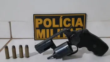 Homem esconde arma de fogo em freezer em Feliz Natal