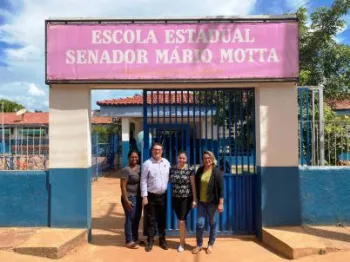Deputado cobra investimentos a 24 escolas estaduais da regi�o oeste