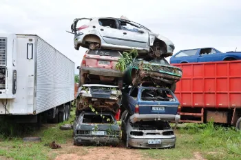 Parceria entre Detran e Pol�cia Civil promove reciclagem de 545 ve�culos sucateados