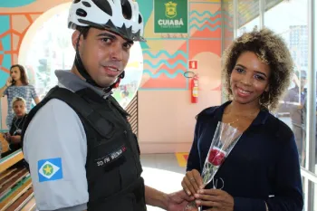 Dia internacional da Mulher: Policiais Militares v�o �s ruas para entregar rosas