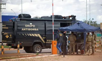 Acusado de planejar explodir bomba em Bras�lia se entrega � pol�cia