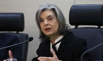Pol�tica C�rmen L�cia envia processos de Bolsonaro para Justi�a do DF
