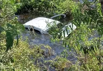 Carro cai em ribanceira em rea alagada no Pantanal