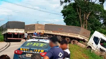 Carretas se envolvem em acidentes simultneos em rodovia de Mato Grosso