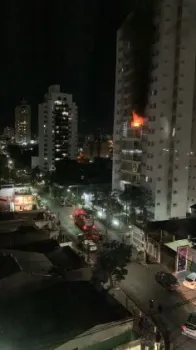 Inc�ndio atinge apartamento e assusta moradores do Quilombo; veja v�deo