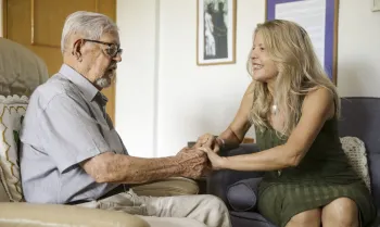 Cuidadores de pacientes com Alzheimer precisam de aten��o e prote��o