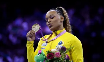 Ginasta Rebeca Andrade � bicampe� mundial do salto na B�lgica