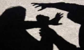 Mulher destri casa ao flagrar namorado na cama com amante