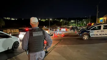Em blitz da Lei Seca, 13 motoristas so presos dirigindo embriagados e 54 veculos apreendidos