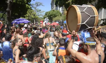 Carnaval fora de �poca no Rio tamb�m tem blocos na rua