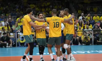 Time de Bernardinho celebra ponto contra a Venezuela: invicto e sem perder nenhum set - Foto: CBV/Divulga��o
