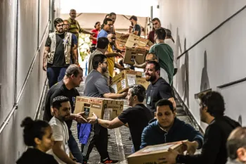 Funcion�rios da Justi�a Eleitoral atuam no transporte das urnas para os locais de vota��o em Campinas. Foto: Leandro Ferreira/Hora Campinas
