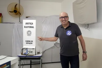 Prefeito D�rio Saadi mostra a cabina de vota��o no CEI C�nego Manoel Garcia, no Bonfim - Foto: Manoel de Brito/PMC