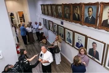 Pol�ticos e familiares do ex-vereador estiveram presentes na cerim�nia de homenagem - Foto: Divulga��o