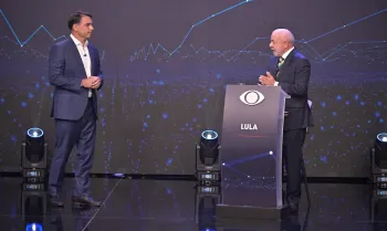 Fl�vio e Lula: encontro foi marcado por provoca��es entre os candidatos e, em alguns momentos, necessidade de interven��o dos mediadores - Foto: Renato Pizzutto/Band