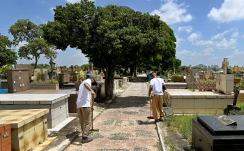 Mutir�o cuida da limpeza do cemit�rio da Saudade. Foto: Carlos Bassan/PMC