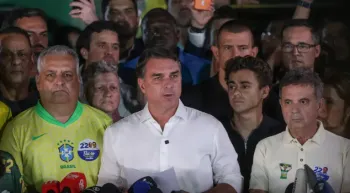 Fl�vio Bolsonaro fala com jornalistas ap�s derrota no 2� turno. Foto: Jo�dson Alves/Ag�ncia Brasil