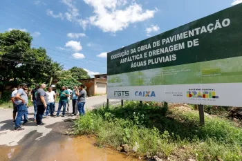Prefeito vistoria obra de pavimentao e drenagem no bairro Trs Poderes