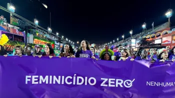 Feminic�dio Zero estreia no Carnaval do Rio com faixa na Sapuca�