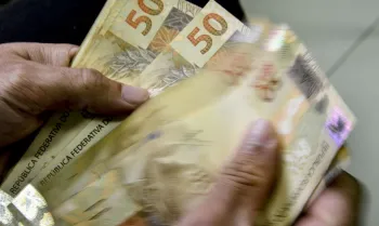 Segurados com NIS finais 3 e 8 recebem primeira parcela do 13�
