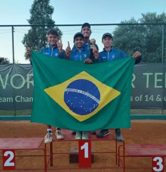 Foto:LivasDamazio  esquerda com a bandeira do Brasil ao lado do time / Crdito: Divulgao/CBT