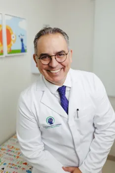 O neurocirurgio peditrico Alexandre Canheu observa um aumento na procura por atendimento de pacientes paraguaios em seu consultrio, localizado em Londrina, no Paran - (Foto: Alexandre Canheu)
