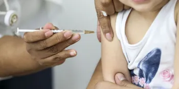 Sade defende permanncia da vacina contra covid 19 em calendrio de vacinao