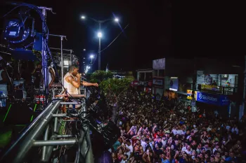 Noite de sexta re�ne mais de 100 mil pessoas na avenida do Carnaval do Aracati 2026