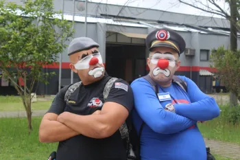 PMs da Alegria viram palhaos e levam diverso s pessoas