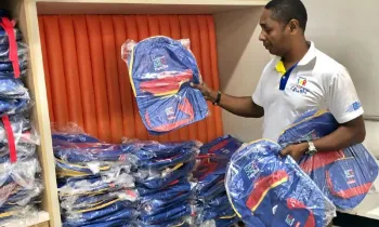 Setasc entrega kits com mochila e materiais escolares para crianas do programa Ser Famlia Criana em Pocon