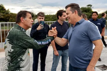 "A popula��o aqui est� feliz porque as obras t�m fomentado o turismo", afirma empres�rio