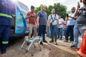 Prefeitura de Cuiab testa rob que desentope bueiros na Prainha