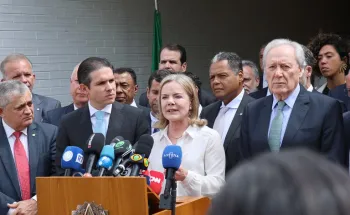 Gleisi fala  imprensa aps a entrega do projeto, acompanhada de Motta e Lewandowski