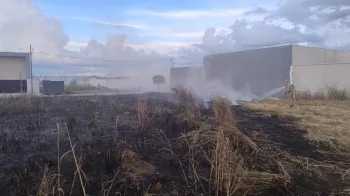 Corpo de bombeiros controla incndio em lote residencial de Primavera do Leste