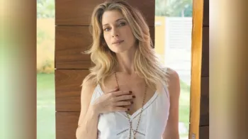 Nua, Leticia Spiller relaxa em banheira com vista paradisaca: >Na Quinta Da Vacaria