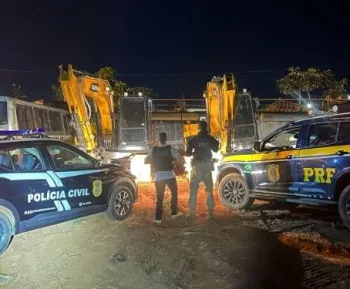 Pol�cia Civil e PRF recuperam escavadeiras furtadas no Rio de Janeiro em Pontes e Lacerda