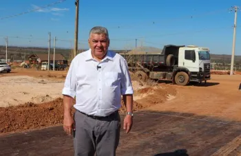 Prefeito Dr. Adilson vistoria obras de pavimenta��o no Residencial Carvalho em Barra do Gar�as