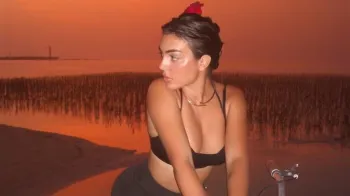 Georgina Rodr�guez curte passeio de bicicleta em Yanbu e exibe boa forma