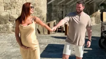 Ma�ra Cardi exibe barrig�o durante viagem rom�ntica � Gr�cia: >Parece um sonho>