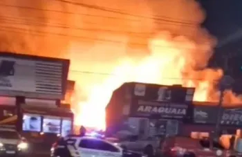 Grande Incndio Destri Comrcios em Barra do Garas