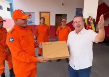 Marcelo entrega Equipamento ao Corpo de Bombeiros/Divugao