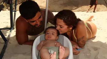 Nathalia Valente e Yuri passam dia especial com o filho, Thales: >Primeira vez na praia>