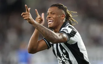 Botafogo goleia o Cruzeiro na estreia do Brasileir�o e assume lideran�a