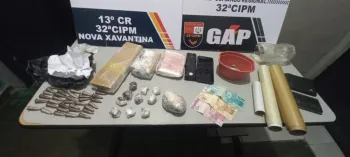 Pol�cia Militar prende tr�s faccionados e apreende tabletes de maconha e coca�na