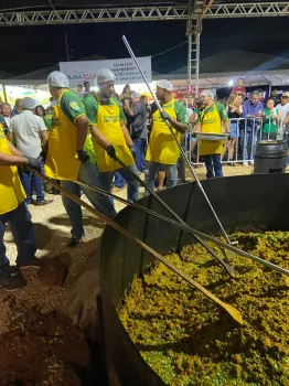 Maior panela�o de arroz carreteiro de pequi