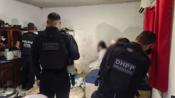 Opera��o Vestigium Veritatis prendeu dois jovens suspeitos de envolvimento no homic�dio de um homem em Cuiab� Foto: PJC-MT