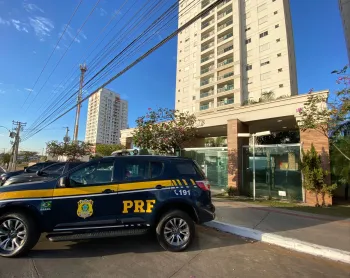 Pol�cia cumpre mandados durante opera��o