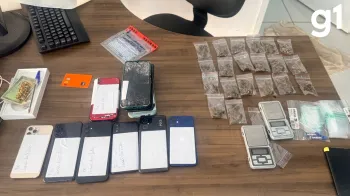 Durante as buscas, os policiais tamb�m encontraram por��es de maconha embaladas em sacos pl�sticos, al�m de embalagens vazias e duas balan�as de precis�o. Foto: PJC-MT